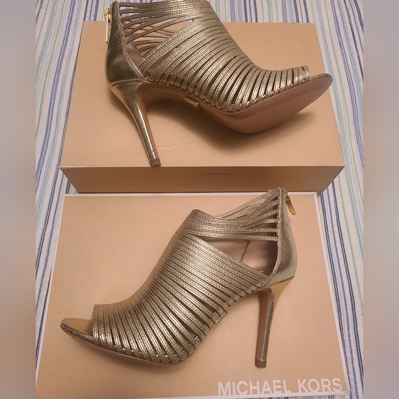 MK Metallic Leather Heal - Picture 1 of 8